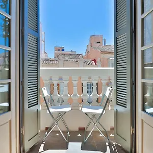 C74 - Marvelous 3 Bedroom In Historical Appartement